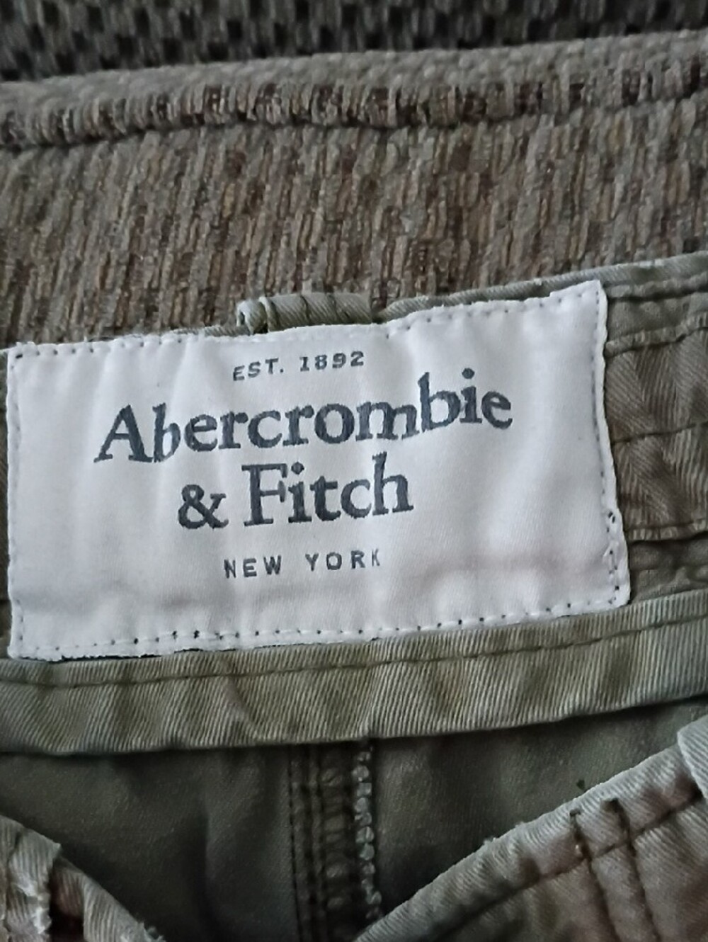 Abercrombie & Fitch Olive Cargo Shorts with Multiple Pockets - Picture 5 of 13
